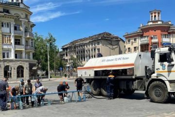 Іржаві труби з пожежної машини: як росіяни «забезпечили» маріупольців водою Іржаві труби з пожежної машини: як росіяни «забезпечили» маріупольців водою