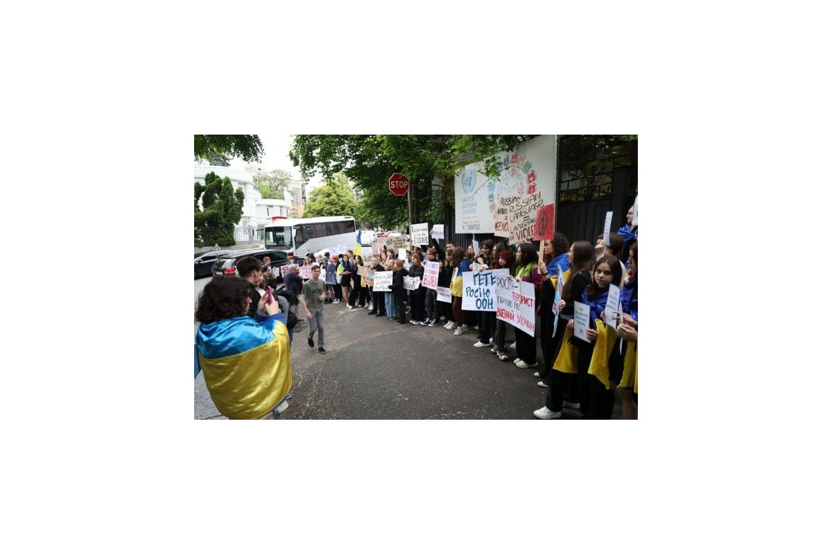 В Києві протестувальники вийшли на акцію проти бездіяльності ООН В Києві протестувальники вийшли на акцію проти бездіяльності ООН