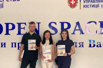 У Рівному урочисто вручили свідоцтва про народження батькам трійні, яка народилася на Трійцю У Рівному урочисто вручили свідоцтва про народження батькам трійні, яка народилася на Трійцю