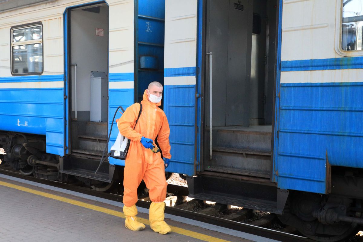 У приміських поїздах по декілька разів на день дезінфікують вагони, тамбури та кабіни машиністів У приміських поїздах по декілька разів на день дезінфікують вагони, тамбури та кабіни машиністів