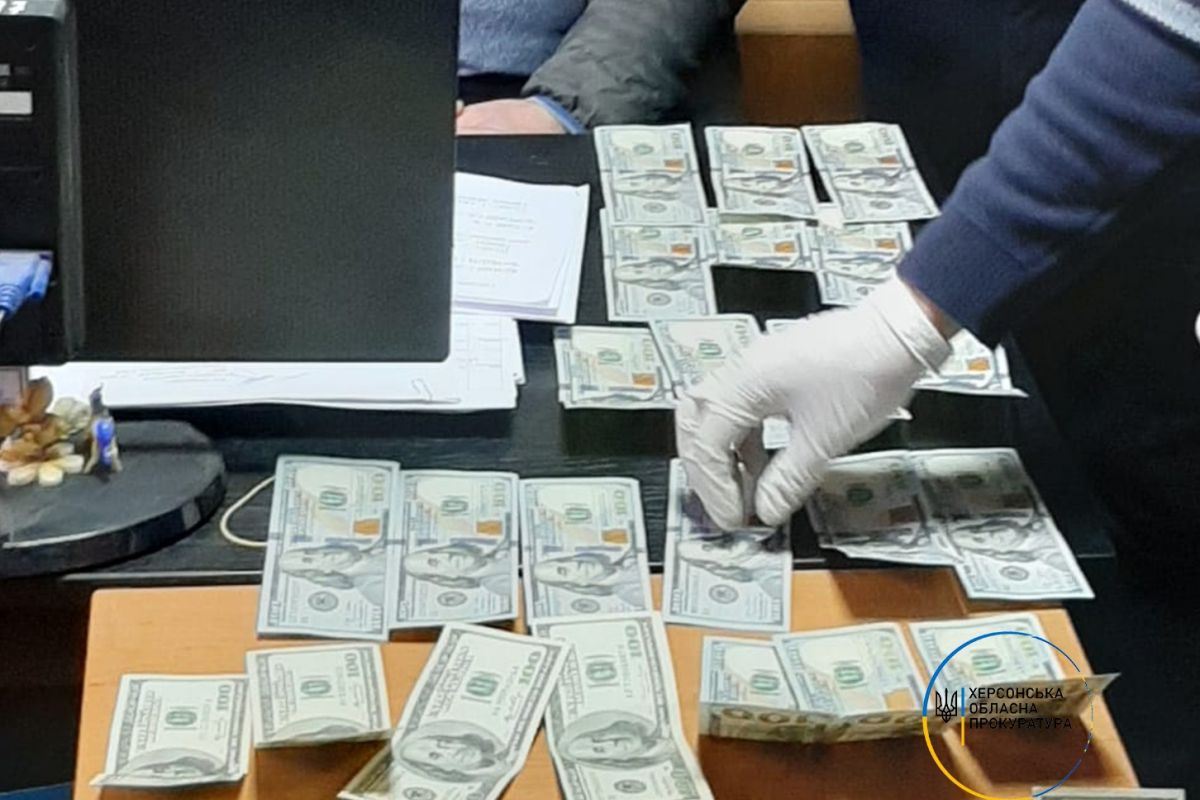 На Херсонщині повідомлено про підозру податківцю, який погорів на хабарі у 3 000 доларів США На Херсонщині повідомлено про підозру податківцю, який погорів на хабарі у 3 000 доларів США