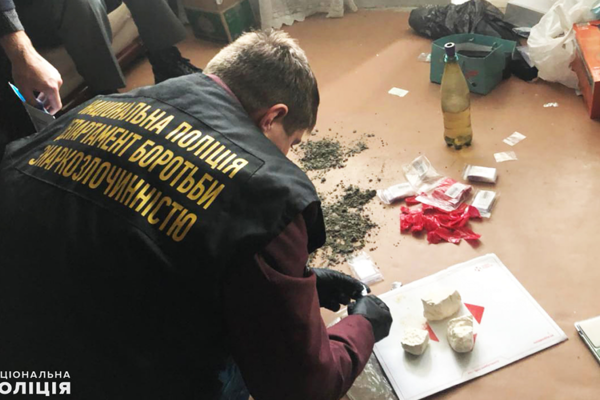 В Миколаєві заарештували пару, яка маскувала наркотики під камені В Миколаєві заарештували пару, яка маскувала наркотики під камені
