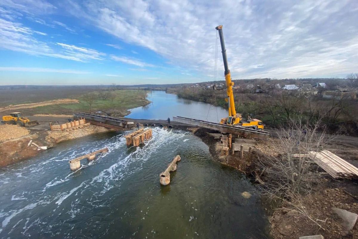 На Херсонщині майже закінчено відновлення підірваного мосту На Херсонщині майже закінчено відновлення підірваного мосту