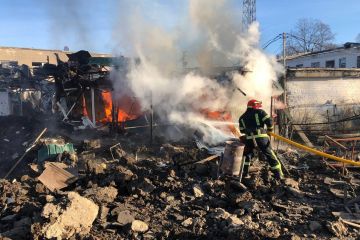 В ОП показали роботу рятувальників на місці удару В ОП показали роботу рятувальників на місці удару