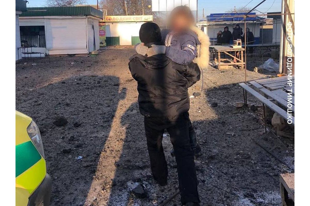 Дівчинку, яка отримала поранення під час ракетного удару по Шевченковому, відправили на операцію до Харкова Дівчинку, яка отримала поранення під час ракетного удару по Шевченковому, відправили на операцію до Харкова