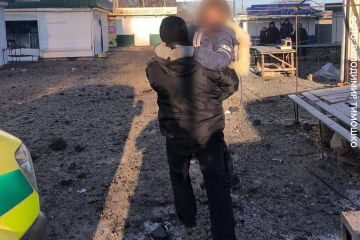 Дівчинку, яка отримала поранення під час ракетного удару по Шевченковому, відправили на операцію до Харкова Дівчинку, яка отримала поранення під час ракетного удару по Шевченковому, відправили на операцію до Харкова