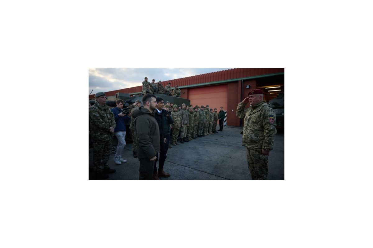 Зеленський разом із прем’єр-міністром Ріші Сунаком на військовій базі Bovington Camp Зеленський разом із прем’єр-міністром Ріші Сунаком на військовій базі Bovington Camp