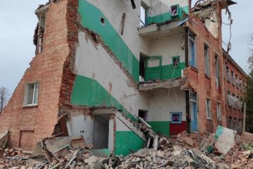 Російське вторгнення в Україну : Рятувальники Чернігівщини продовжують розбирати завали у школі № 21 обласного центру.  Російське вторгнення в Україну : Рятувальники Чернігівщини продовжують розбирати завали у школі № 21 обласного центру.