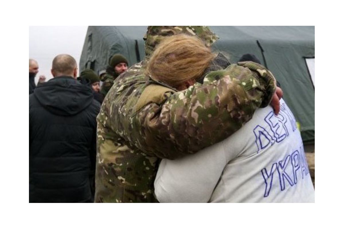 Російське вторгнення в Україну : У результаті обміну із російського полону сьогодні визволили 26 українців Російське вторгнення в Україну : У результаті обміну із російського полону сьогодні визволили 26 українців