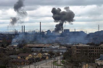 Російське вторгнення в Україну : росіяни намагаються підірвати міст, щоб ускладнити вихід із «Азовсталі» Російське вторгнення в Україну : росіяни намагаються підірвати міст, щоб ускладнити вихід із «Азовсталі»