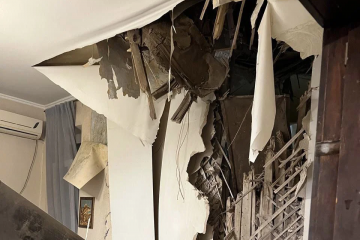 Уламки російської ракети впали на чотириповерхівку у середмісті Дніпра Уламки російської ракети впали на чотириповерхівку у середмісті Дніпра