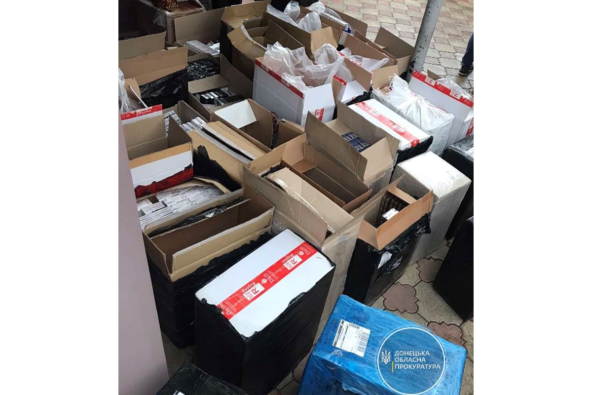 На Донеччині викрито двох жінок, які збували контрафактні цигарки без марок акцизного податку на суму понад 1,6 млн грн (ФОТО) На Донеччині викрито двох жінок, які збували контрафактні цигарки без марок акцизного податку на суму понад 1,6 млн грн (ФОТО)