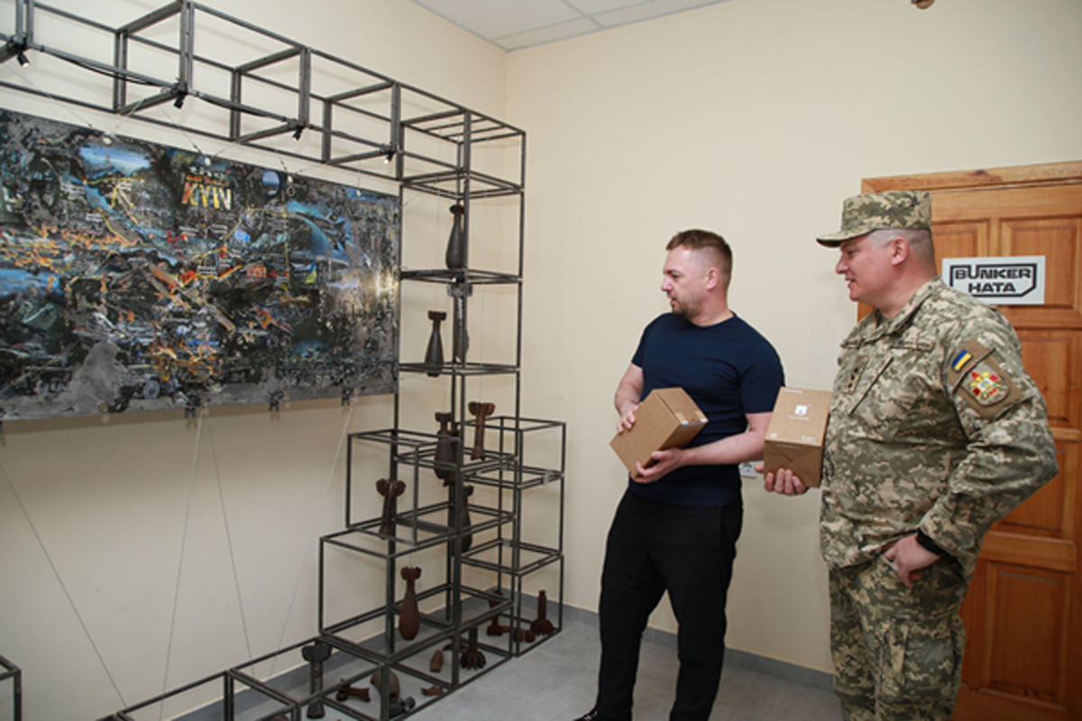 Благодійник Олег Крот передав один мільйон гривень на підтримку музею військового університету України Благодійник Олег Крот передав один мільйон гривень на підтримку музею військового університету України