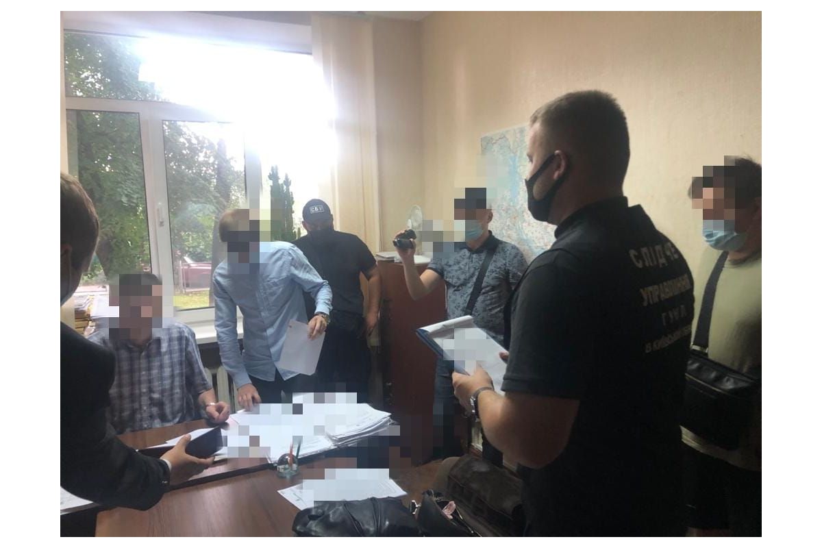 На Київщині начальника одного з центрів надання адмінпослуг затримано на хабарі у 500 доларів США На Київщині начальника одного з центрів надання адмінпослуг затримано на хабарі у 500 доларів США