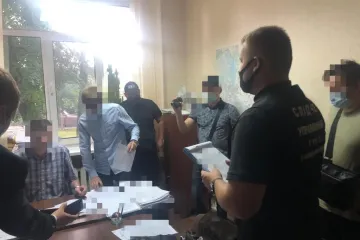 ​На Київщині начальника одного з центрів надання адмінпослуг затримано на хабарі у 500 доларів США
