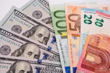 ​Курс валют Нацбанка на 9 августа. Доллар подешевел на 10 копеек, а евро - на 22