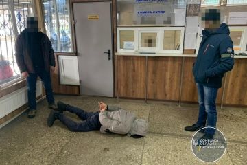 Двоє зрадників, які обвинувачуються у зборі секретних даних про військове озброєння ЗСУ, постануть перед судом (ФОТО) Двоє зрадників, які обвинувачуються у зборі секретних даних про військове озброєння ЗСУ, постануть перед судом (ФОТО)