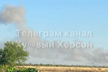 Вибухи під Генічеськом: мешканці повідомляють про детонацію БК росіян Вибухи під Генічеськом: мешканці повідомляють про детонацію БК росіян