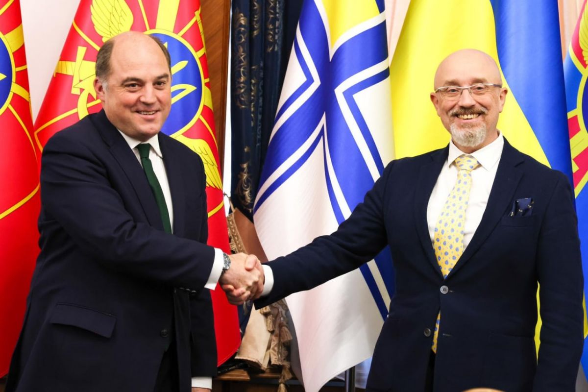 Україна отримає від Великобританії 120 машин для перевезення спецтехніки, — Бен Уоллес Україна отримає від Великобританії 120 машин для перевезення спецтехніки, — Бен Уоллес