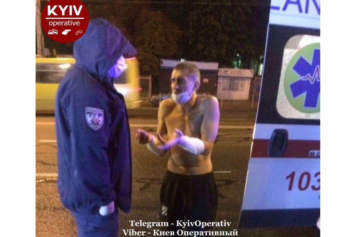 У Києві чоловік бігав по вулиці та кидався на людей У Києві чоловік бігав по вулиці та кидався на людей