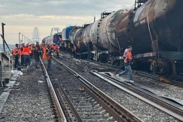 Ось так виглядає залізнична колія Кримського мосту після вчорашнього вибуху Ось так виглядає залізнична колія Кримського мосту після вчорашнього вибуху