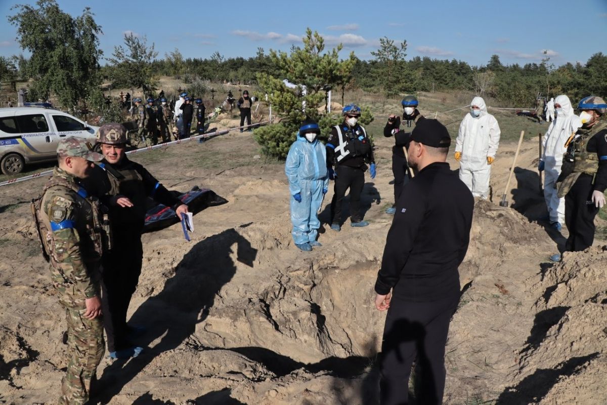 Поліція ексгумувала перші 20 тіл на місці масового поховання в Лимані