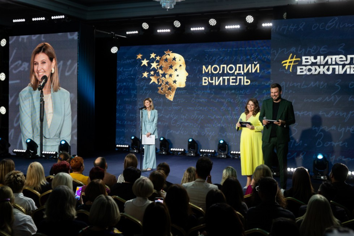 Олена Зеленська вручила національну премію Global Teacher Prize Ukraine у номінації «Молодий вчитель» Олена Зеленська вручила національну премію Global Teacher Prize Ukraine у номінації «Молодий вчитель»