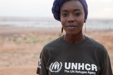 КС-26: Посол доброї волі УВКБ ООН Емтитал Махмуд закликає до термінових глобальних дій у новому вірші, який розповідає про вплив зміни клімату на людство КС-26: Посол доброї волі УВКБ ООН Емтитал Махмуд закликає до термінових глобальних дій у новому вірші, який розповідає про вплив зміни клімату на людство