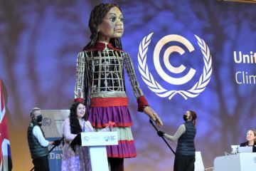 Жінки виступили з перфомансом, привівши на КС 26 гігантську ляльку, яка пройшла через Европу Жінки виступили з перфомансом, привівши на КС 26 гігантську ляльку, яка пройшла через Европу