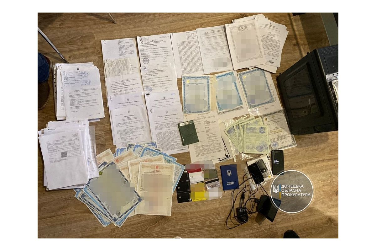 У Донецькій області викрито групу осіб, які заволоділи соціальними виплатами громадян з тимчасово окупованих територій У Донецькій області викрито групу осіб, які заволоділи соціальними виплатами громадян з тимчасово окупованих територій
