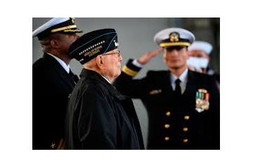 Того, хто отримав Медаль, за відвагу вітали морські піхотинці біля Меморіалу Того, хто отримав Медаль, за відвагу вітали морські піхотинці біля Меморіалу