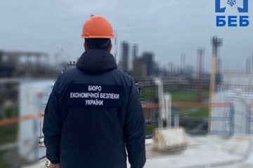 БЕБ проводить обшуки на нафтопереробному заводі за підозрою в ухиленні від сплати понад 700 млн грн податків БЕБ проводить обшуки на нафтопереробному заводі за підозрою в ухиленні від сплати понад 700 млн грн податків