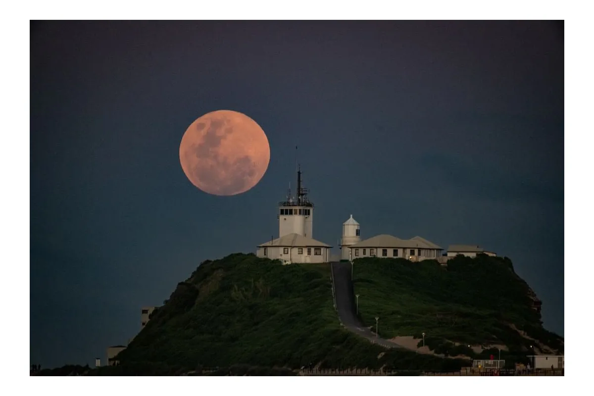 “Кривавий місяць”. Сьогодні мешканці Азії, Австралії та Північної Америки бачили повне місячне затемнення