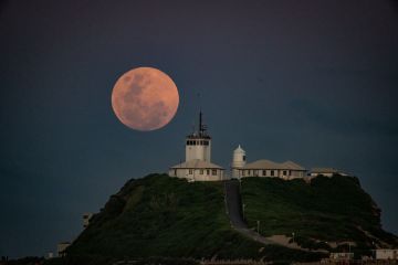 “Кривавий місяць”. Сьогодні мешканці Азії, Австралії та Північної Америки бачили повне місячне затемнення “Кривавий місяць”. Сьогодні мешканці Азії, Австралії та Північної Америки бачили повне місячне затемнення