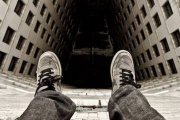 На Запоріжжі підліток викинувся з вікна на 10 поверсі  На Запоріжжі підліток викинувся з вікна на 10 поверсі