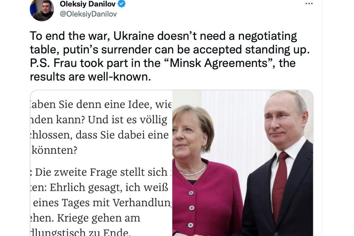 Для припинення війни Україні не потрібен стіл переговорів, капітуляцію путіна можна прийняти стоячи Для припинення війни Україні не потрібен стіл переговорів, капітуляцію путіна можна прийняти стоячи