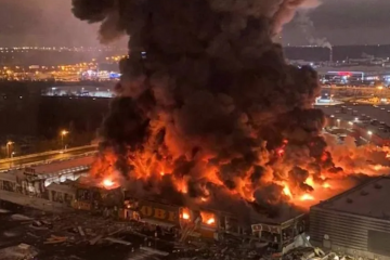 Дим видно за кілометри: під Москвою – грандіозна пожежа у ТЦ Дим видно за кілометри: під Москвою – грандіозна пожежа у ТЦ