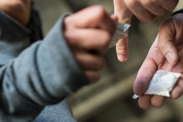 В Маріуполі бійці роти поліції особливого призначення викрили злочинну групу, що займалися збутом наркотиків В Маріуполі бійці роти поліції особливого призначення викрили злочинну групу, що займалися збутом наркотиків