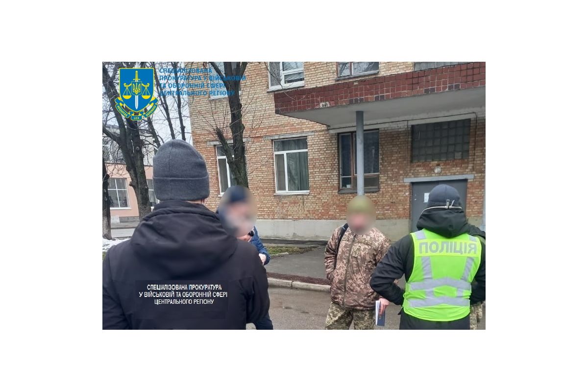 У Києві на хабарі затримано посадовця Національного університету оборони У Києві на хабарі затримано посадовця Національного університету оборони