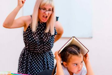 У Харкові вчителька, що застосовувала фізичну силу, отримала лише догану У Харкові вчителька, що застосовувала фізичну силу, отримала лише догану