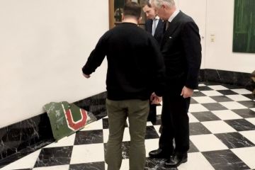 Володимир Зеленський передав королю Бельгії уламок збитого російського літака Су-25 Володимир Зеленський передав королю Бельгії уламок збитого російського літака Су-25
