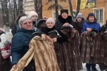 Подарунок-віддарунок: у частини вдів загиблих окупантів забрали подаровані шуби Подарунок-віддарунок: у частини вдів загиблих окупантів забрали подаровані шуби