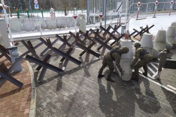 Польські військові розставляють протитанкові їжаки на дорогах, що ведуть із білорусі, — міністр національної оборони Польщі Польські військові розставляють протитанкові їжаки на дорогах, що ведуть із білорусі, — міністр національної оборони Польщі