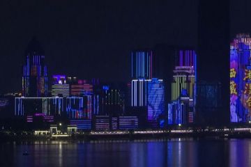 В Ухані на честь відкриття міста влаштували світлове шоу В Ухані на честь відкриття міста влаштували світлове шоу