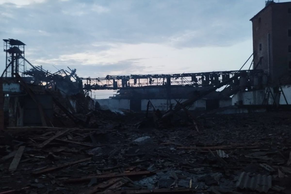 Вчора ввечері російська авіація скинула вибухівку на елеватор у Бериславі Вчора ввечері російська авіація скинула вибухівку на елеватор у Бериславі