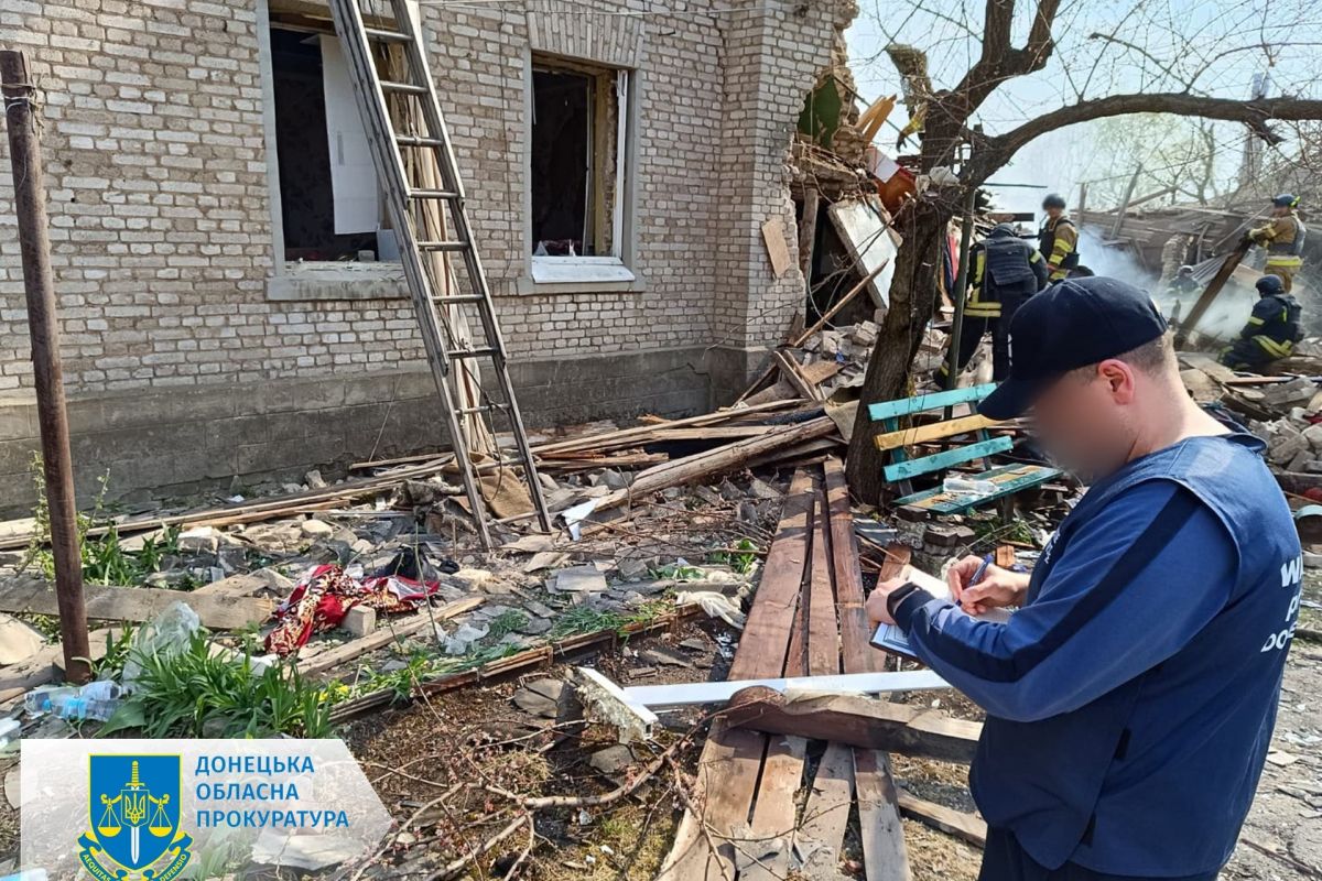 З-під завалів у Костянтинівці дістали тіла 42-річної матері та її 12-річного сина З-під завалів у Костянтинівці дістали тіла 42-річної матері та її 12-річного сина