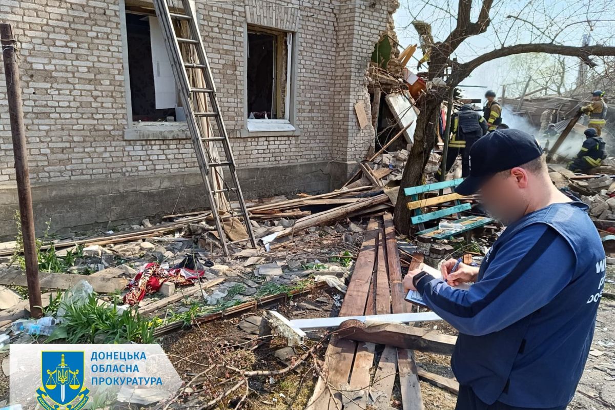 З-під завалів у Костянтинівці дістали тіла 42-річної матері та її 12-річного сина