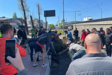 У Києві крадуть велодоріжку біля станції метро Нивки У Києві крадуть велодоріжку біля станції метро Нивки