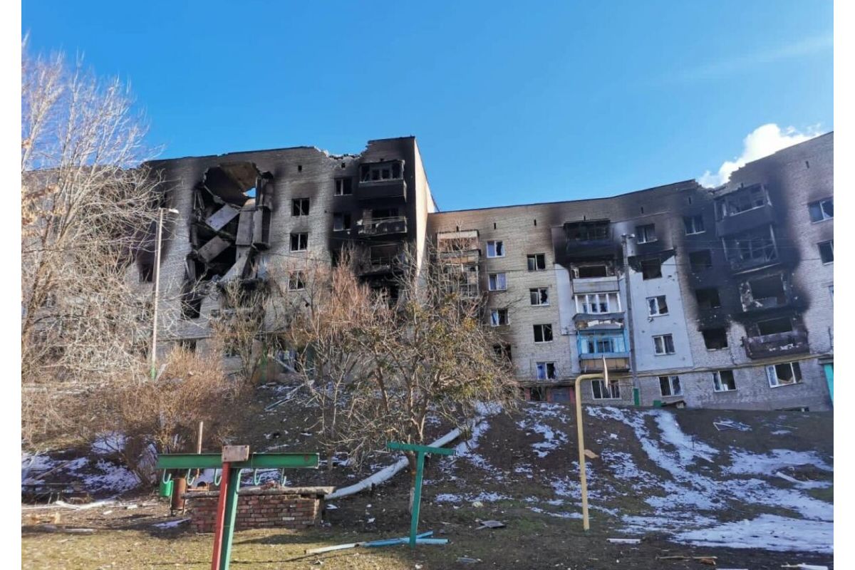 Російське вторгнення в Україну : У тимчасово окупованому Ізюмі з-під завалів п’ятиповерхового будинку, який окупанти знищили ще в першій декаді березня, знайшли тіла 44 загиблих цивільних Російське вторгнення в Україну : У тимчасово окупованому Ізюмі з-під завалів п’ятиповерхового будинку, який окупанти знищили ще в першій декаді березня, знайшли тіла 44 загиблих цивільних
