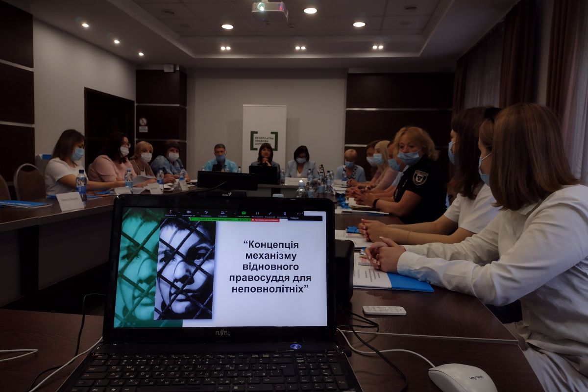 Регіональні особливості реалізації програми відновлення для неповнолітніх обговорили в Чернігові Регіональні особливості реалізації програми відновлення для неповнолітніх обговорили в Чернігові